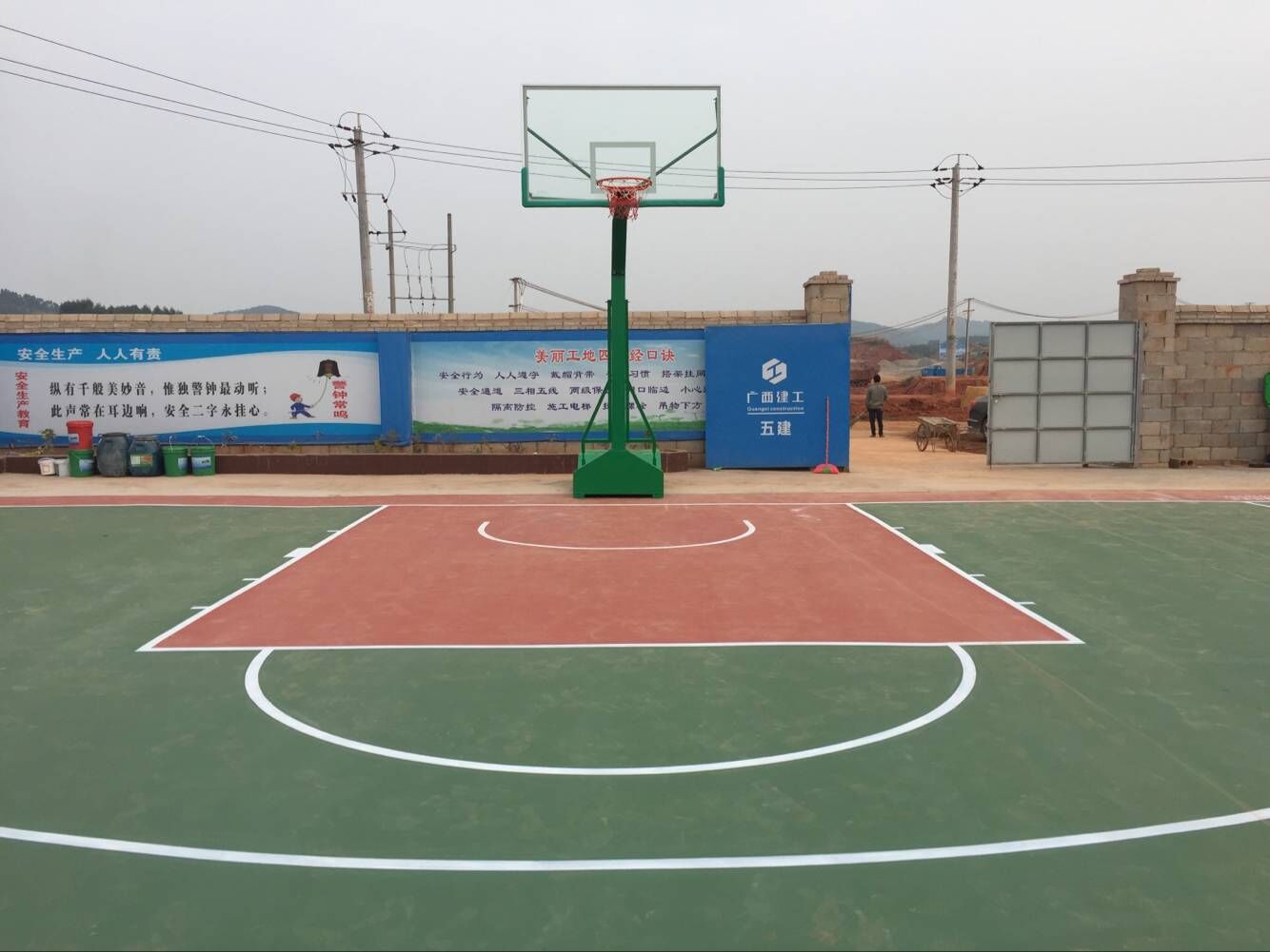 廣西建工集團五建項目部工地塑膠球場最便宜的球場材料.jpg