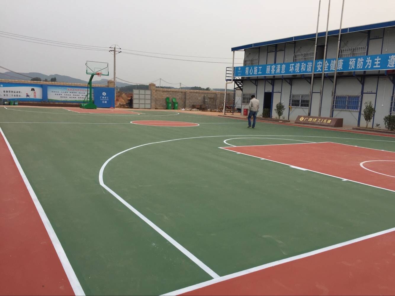 廣西建工集團五建丙烯酸塑膠球場.jpg