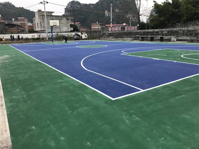 農(nóng)民工用簡易彩色籃球場.jpg