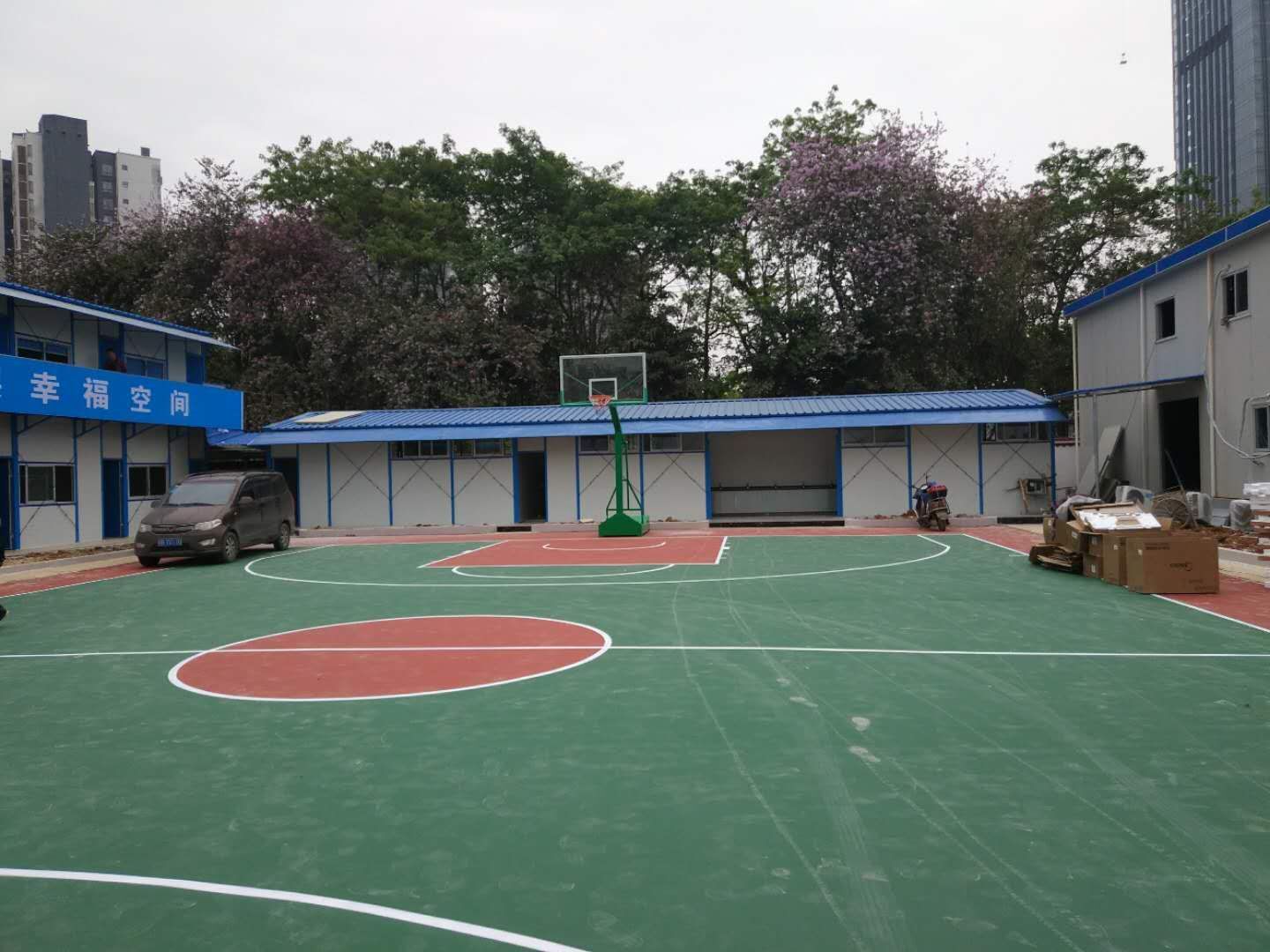 丙烯酸球場(chǎng)籃球架安裝.jpg